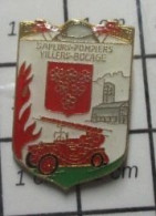 719 Pin's Pins / Beau Et Rare / POMPIERS / CAMION ROUGE GRANDE ECHELLE SAPEURS POMPIERS DE VILLERS BOCAGE - Feuerwehr