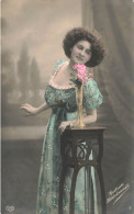 FANTAISIE - Femme - Gudrum Hildebrandt - Robe - Femme Près D'un Vase - Colorisé - Carte Postale Ancienne - Women