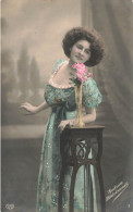 FANTAISIE - Femme - Gudrum Hildebrandt - Robe - Femme Près D'un Vase - Colorisé - Carte Postale Ancienne - Femmes