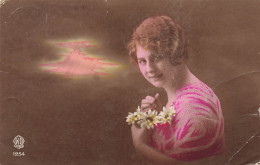 FANTAISIE - Femme - Robe Rose - Femme Avec Des Fleurs - Colorisé - Carte Postale Ancienne - Frauen