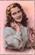 FANTAISIE - Femme - Femme Avec Des Fleurs - Colorisé - Carte Postale Ancienne - Frauen