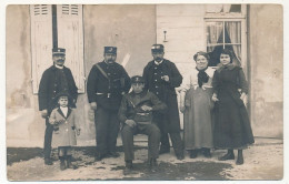 CPA Photo - Groupe De 6 Personnes Devant Une Maison - Les 4 Hommes En Uniforme, Casquette Marquée TM - Sonstige & Ohne Zuordnung