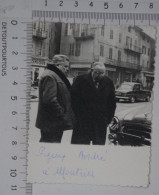 Photo Photographie Originale : à MOUTIERS Savoie Terrasse Avec André PEZEUX C.1950' Automobile Simca Aronde Peugeot 403 - Objets