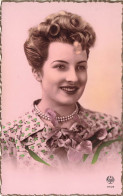 FANTAISIE - Femme - Femme Avec Des Fleurs - Chemise à Fleurs - Collier De Perles - Carte Postale Ancienne - Femmes