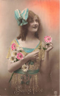 FANTAISIE - Femme - Femme Avec Des Fleurs - Noeud Bleu Dans Les Cheveux - Bonne Fête - Carte Postale Ancienne - Frauen