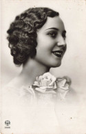 FANTAISIE - Femme - Femme Avec Des Roses Blanches - Portrait - Brune - Carte Postale Ancienne - Femmes