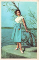 FANTAISIE - Femme - Femme Cheveux Au Vent - Lac - Fleurs Dans Les Poches - Jupe Bleue - Carte Postale Ancienne - Femmes