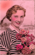 FANTAISIE - Femme - Femme Avec Des Fleurs - Blonde - Roses - Carte Postale Ancienne - Frauen