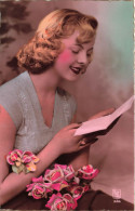 FANTAISIE - Femme - Femme Lisant Une Lettre - Blonde - Roses - Carte Postale - Femmes