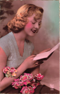 FANTAISIE - Femme - Femme Lisant Une Lettre - Blonde - Roses - Carte Postale - Frauen