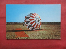 Parachutting  Contestant Land In Friendship  Bowl Orange  Massachusetts          Ref 6355 - Parachutisme