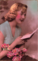FANTAISIE - Femme - Femme Lisant Une Lettre - Blonde - Roses - Carte Postale - Frauen