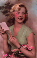FANTAISIE - Femme - Femme Lisant Une Lettre - Blonde - Roses - Carte Postale - Women