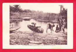 E-Benin-14A34  PORTO NOVO, Sur Les Bords Du Fleuve, Une Pirogue, Femmes Seins Nus, Cpa BE - Benin