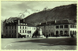 64 - B56424CPSM - LARUNS - Place Eglise - Parfait état - PYRENEES-ATLANTIQUES - Laruns