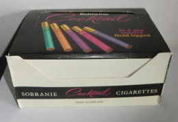 Boite Présentoir Cigarette Anciennes Sobranie Coctail 5 Couleurs 5 Colours Avec 10 Paquets Celophanés Made In England - Schnupftabakdosen (leer)