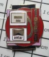 413e  Pin's Pins / Beau Et Rare / CARBURANTS /  POMPE A ESSENCE 1960 ANTAR - Fuels