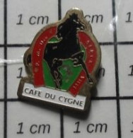 520 Pin's Pins / Rare Et De Belle Qualité / ANIMAUX / CAFE DU CYGNE CHEVAL NOIR FER PMU BERCK - Administraties