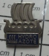 2719 Pin's Pins / Beau Et Rare / BATEAUX / HYDRO AZOTE VOILIER VIKING  DRAKKAR NORMAND - Boats