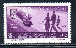 UAR EGYPT EGITTO 1961 PLANNING ACHIEVES SOCIAL EQUALITY HAND HOLDING CANDLE AND FAMILY 35m MH - Nuevos