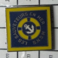 1012c  Pin's Pins / Beau Et Rare / ASSOCIATIONS / BOUEE ANCRE SNSM LES SAUVETEURS EN MER - Associations