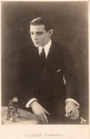 ACTEUR RUDOLPH VALENTINO : JOUANT Aux ECHECS / PLAYING CHESS - CARTE VRAIE PHOTO / REAL PHOTO ~ 1925 - RRR ! (an323) - Ajedrez