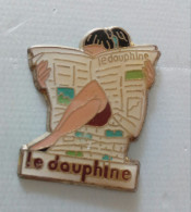 Pin's Le Dauphiné Pin-up - Médias