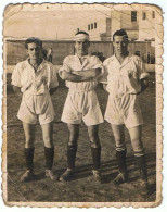 Antigua Foto De Tres Futbolistas. Años 30-40 - Autres & Non Classés