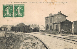SAINT VALERIEN (Yonne) - La Gare Du Chemin De Fer D'intérêt Local De Sens à Egreville - Train Arrivant En Gare - Saint Valerien