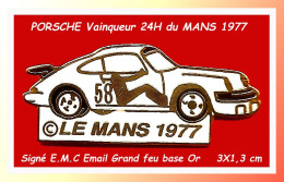 SUPER PIN'S "PORSCHE 24H Du MANS 1977 En émail Grand Feu Base Or, Signé EMC, Format 3X1,3cm - Porsche