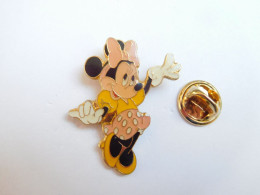 Superbe Pin's   , Disney , Minnie , Signé Arthus Bertrand , Grandes Lettres - Disney