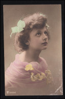 Mode-AK Frau Rosa Kleid Türkiser Haarscheife, WEISSENHORN 22.9.1914 - Mode