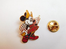 Superbe Pin's  En EGF  , Disney , Minnie , Tennis ,  Non Signé - Disney