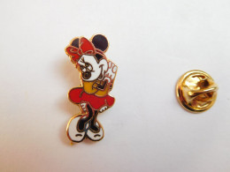 Superbe Pin's  En EGF  , Disney , Minnie ,  Chaussures Blanches , Non Signé - Disney