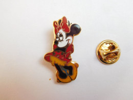 Superbe Pin's  En EGF  , Disney , Minnie ,  Chaussures Jaunes , Non Signé - Disney