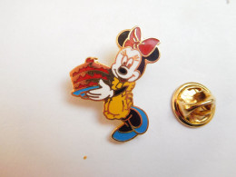 Superbe Pin's  En EGF  , Disney , Minnie , Gâteau , Signé Disney - Disney