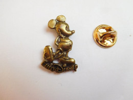 Superbe Pin's En Relief  , Disney  , Mickey , Euro Disney - Disney