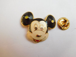 Superbe Pin's En Relief  , Disney  , Tête De Mickey - Disney