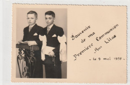 Souvenir De Ma 1ère Communion Aux LILAS (93) 9/5/1957-communiants 85x125- Dentelée Glacée- Photo-carte-dos Vierge - Les Lilas