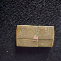 Objet De Tranchée De Poilu BRIQUET SACOCHE SAC Cicelé Fleurs Et Signes , Guerre 1914.18 Balle Coupée Aux Extrémitées - Otros & Sin Clasificación