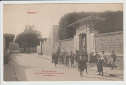 BAGNEUX - HAUTS DE SEINE - RUE DES ECOLES - SORTIE DE L'ECOLE COMMUNALE DES GARCONS - Bagneux