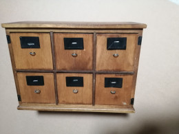 UN MEUBLE DE RANGEMENT A COMPARTIMENTS EN BOIS - Other & Unclassified