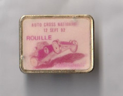 PIN'S    THEME  SPORT  AUTOMOBILE AUTO CROS  DE ROUILLE PRES DE LUSIGNAN DAS LA VIENNE - Car Racing - F1