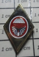 222 Pin's Pins / Beau Et Rare / MILITARIA / INSIGNE PARACHUTISTE A IDENTIFIER - Militaria