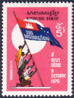 534 Cambodge Khmer Raising Flag Drapeau MH * Neuf (KAM-235) - Cambodia