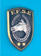 Broche En Métal - FFSE Fédération Française De Sports Equestres - JL Bina 1966 - Pas Un Pin's - Arthus Bertrand - Equitazione