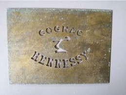 Ancien Pochoir Cognac Hennessy Bras Armé En Cuivre Laiton 11x8 Cm - Autres & Non Classés