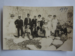 CPA  CARTE PHOTO   SANGATTE UN GROUPE AU PIED DES FALAISES DE BLANC NEZ - Sangatte