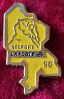 SUPER PIN'S POSTES: "LA POSTE BELFORT"départément 90 Avec Visuel Du "LION De BARTHOLDI" Sur Contour Département - Mail Services