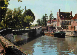 Bateaux - Péniches - Montargis - Péniche Franchissant Une écluse Du Canal De Briare - CPM - Voir Scans Recto-Verso - Péniches